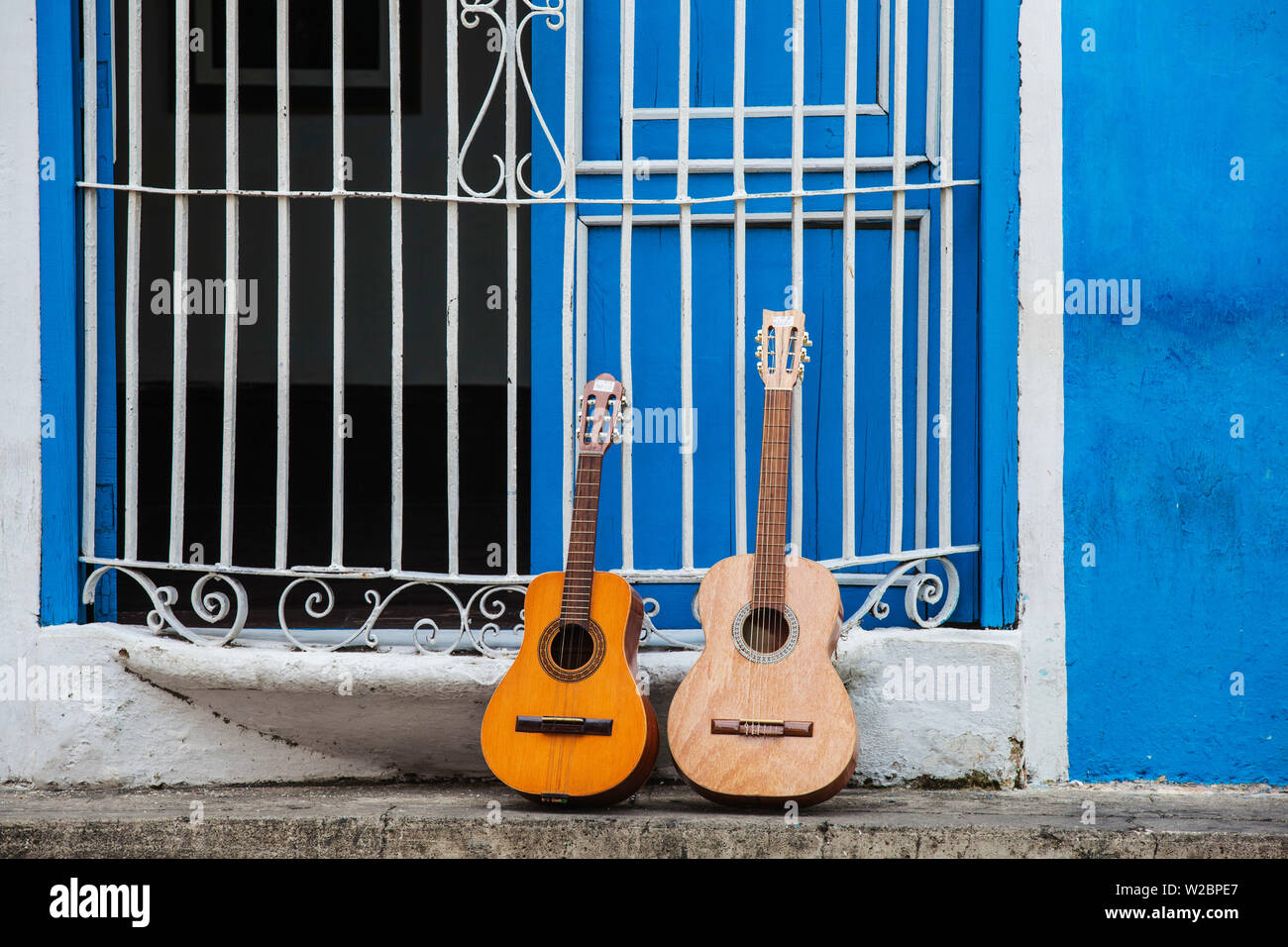 Kuba, Santiago de Cuba, Santiago de Cuba, das historische Zentrum, Calle Heredia, Gitarren, die Balkon Stockfoto