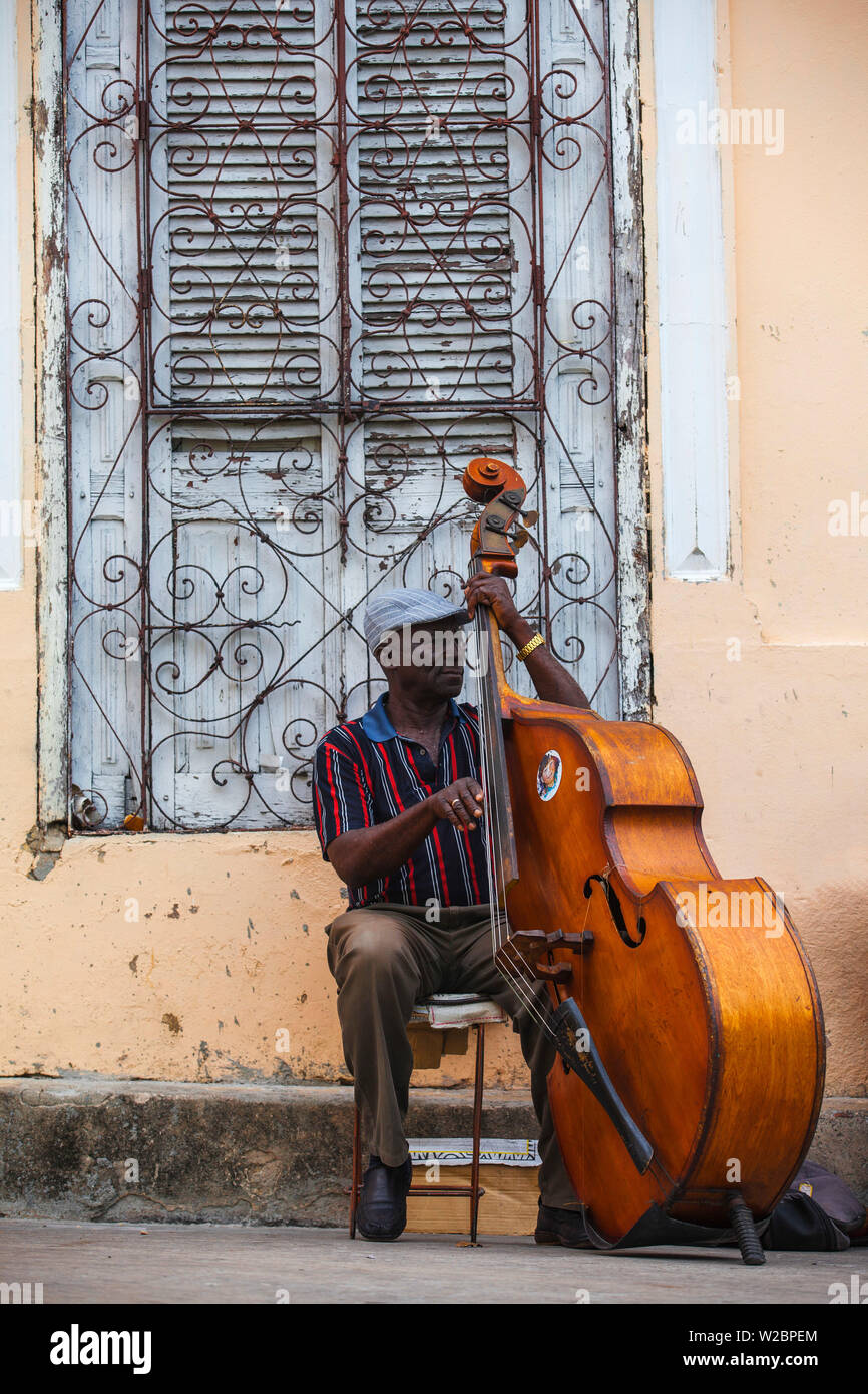 Kuba, Santiago de Cuba, Santiago de Cuba, das historische Zentrum, Straßenmusiker spielen Kontrabass Stockfoto