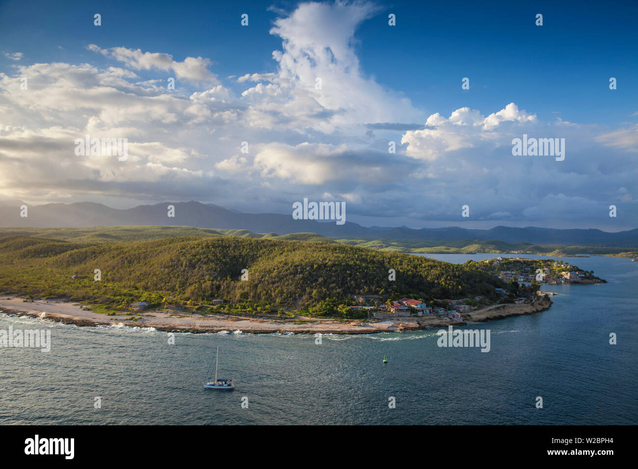 Kuba, Santiago de Cuba, Santiago de Cuba, Blick vom Castillo de San Pedro de la Roca (Castillo del Morro) der BahÃ-a de Santiago De Kuba (Bahia Bucht) Stockfoto