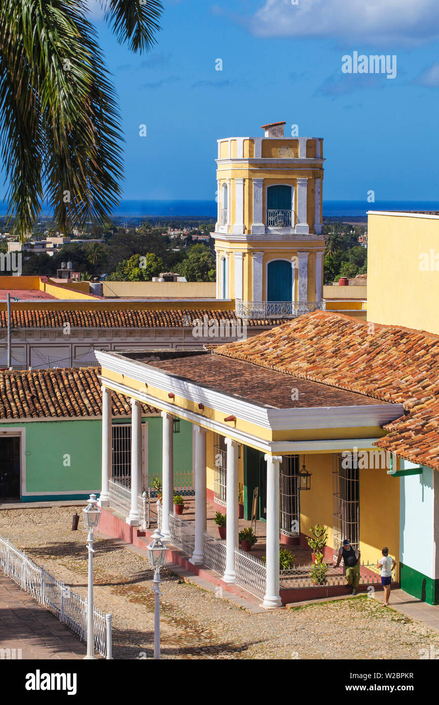Kuba, Trinidad, Plaza Mayor, Blick auf das Museum de Guamuhaya ArqueologÃ-a - Museum der Archäologie und der Turm im Historischen Museum Stockfoto