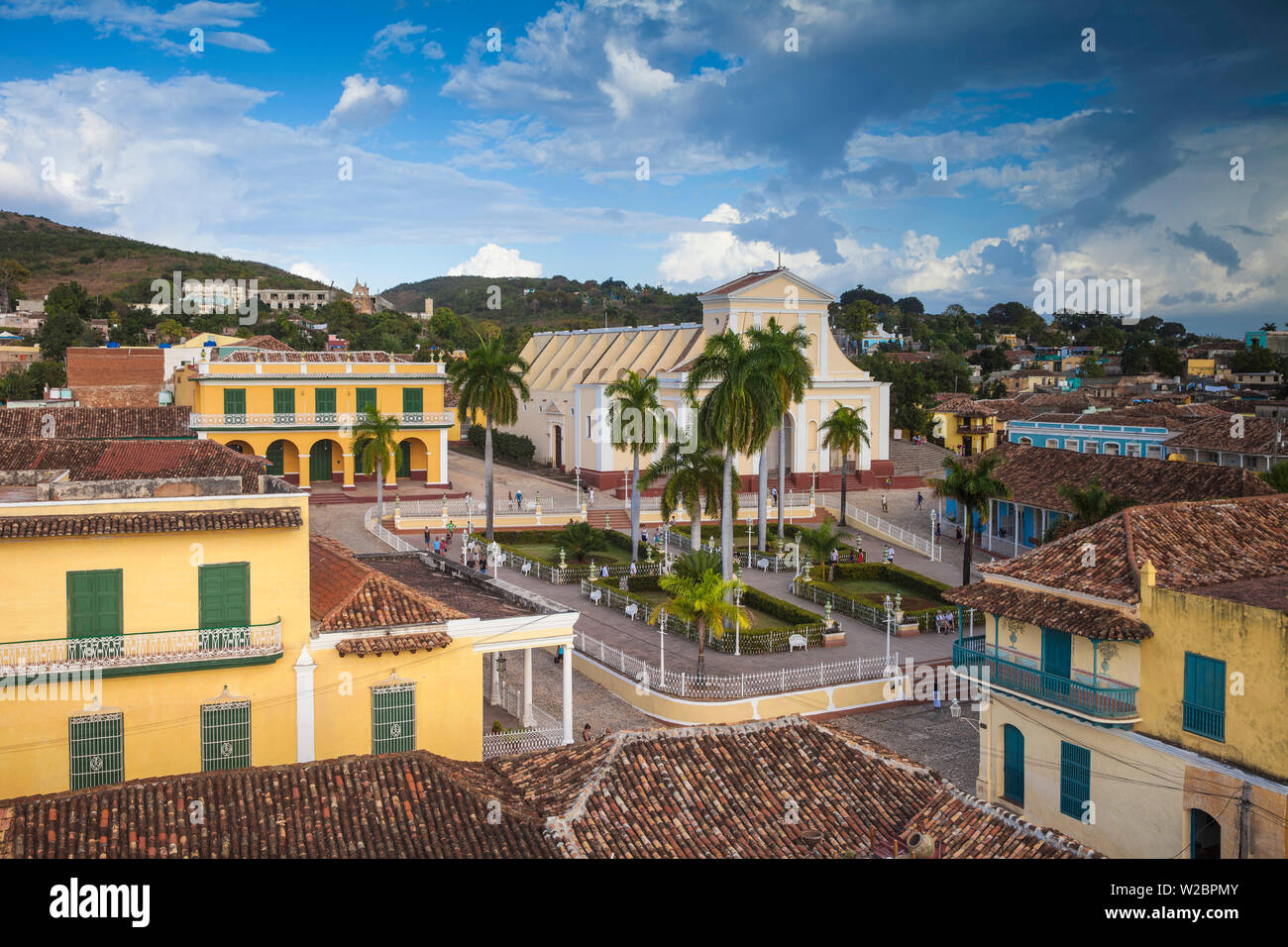 Kuba, Trinidad, Blick auf die Plaza Mayor in Richtung Museum Romantico und Iglesia Parroquial de la: Iglesia de Santisima Trinidad - Kirche der Heiligen Dreifaltigkeit, in der Ferne ist Ermita de Nuestra de la Candelaria de la Popa aus dem 18. Jahrhundert Kirche jetzt in Ruinen Stockfoto