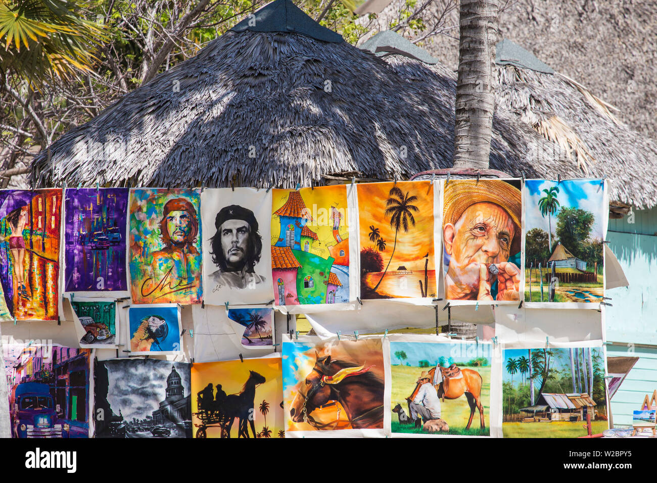 Kuba, Jardines del Rey, Cayo Guillermo, Playa El Paso, Gemälde für den Verkauf außerhalb strohgedeckten Hütte im Melia Hotel Stockfoto
