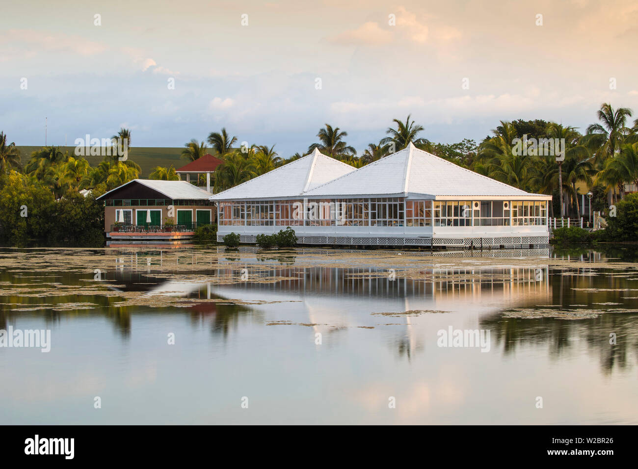 Kuba Ciego de Avila Provinz, Jardines del Rey, Cayo Coco, Las Coloradas Strand, Lagune restaurant im Hotel Melia Stockfoto