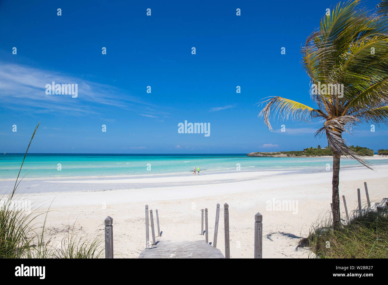 Kuba, Jardines del Rey, Cayo Coco, Paar Wandern entlang der weißen Sandstrand von Playa Larga Stockfoto