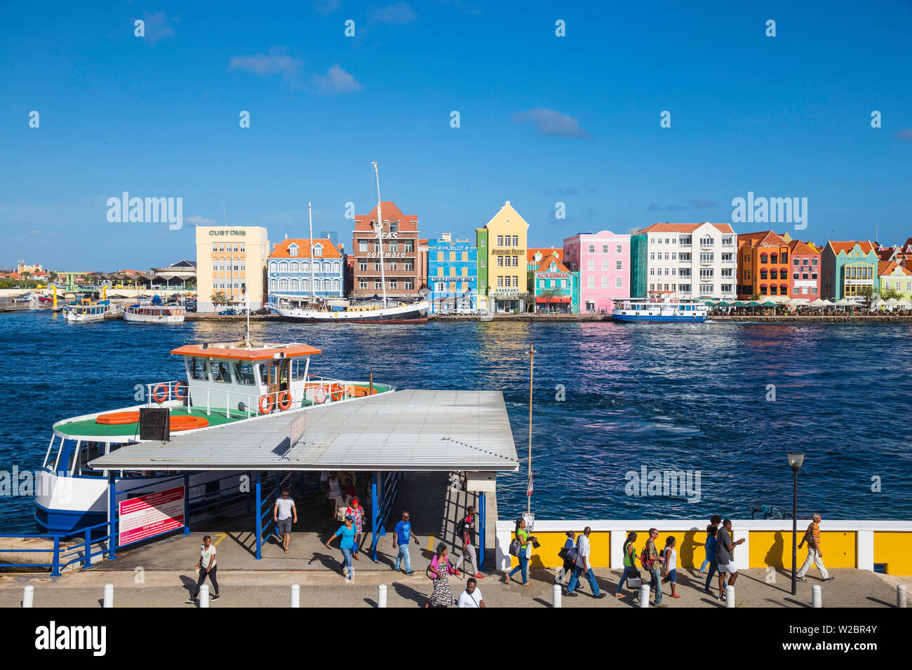 Curacao, Willemstad, Blick auf otrobanda Ferry Terminal, und Niederländischen Kolonialbauten auf Handelskade entlang Punda's Waterfront Stockfoto