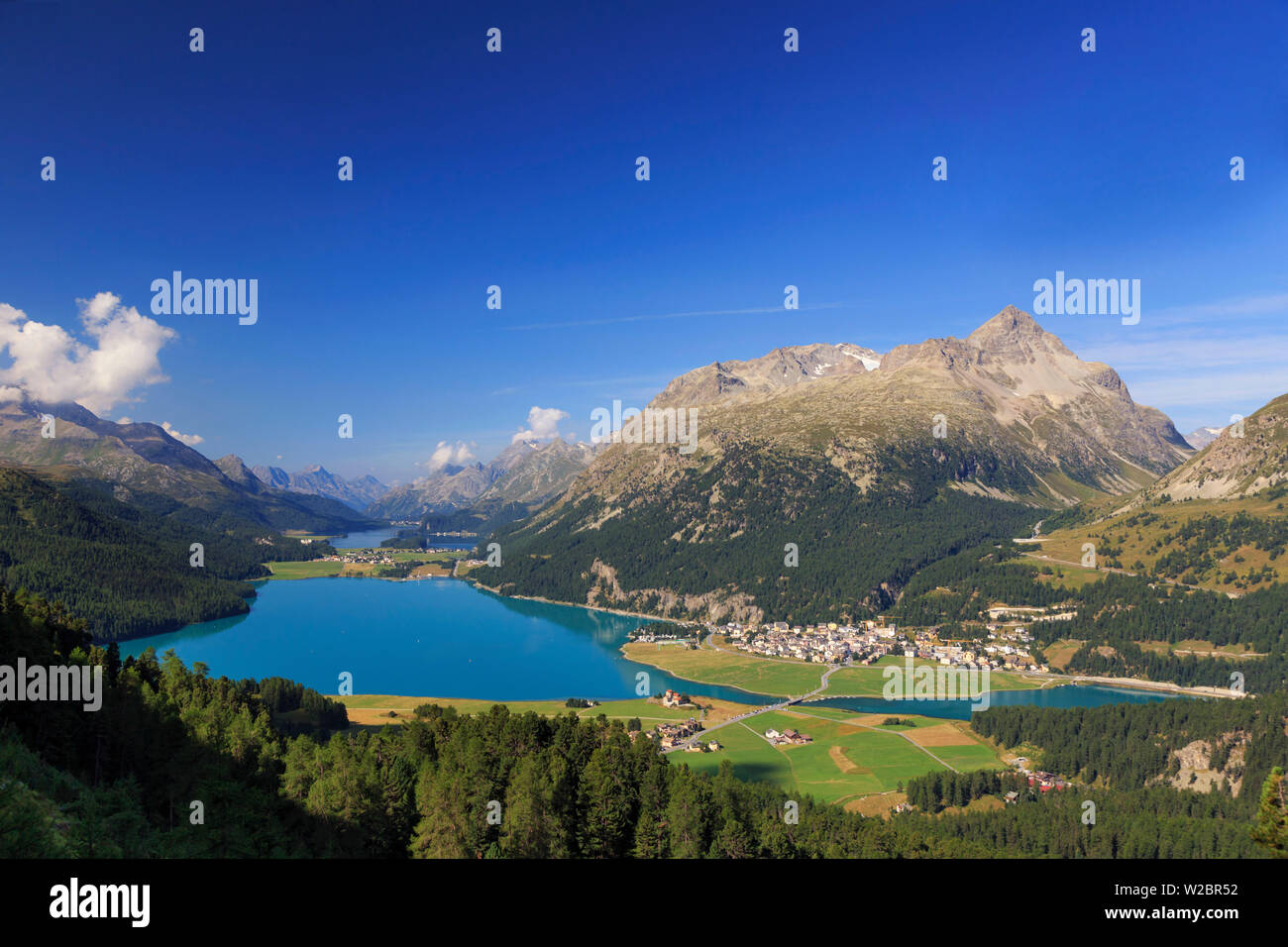 Schweiz, Graubünden, Engadin, St. Moritz, sonnige Aussicht auf das Tal und die Seen Stockfoto
