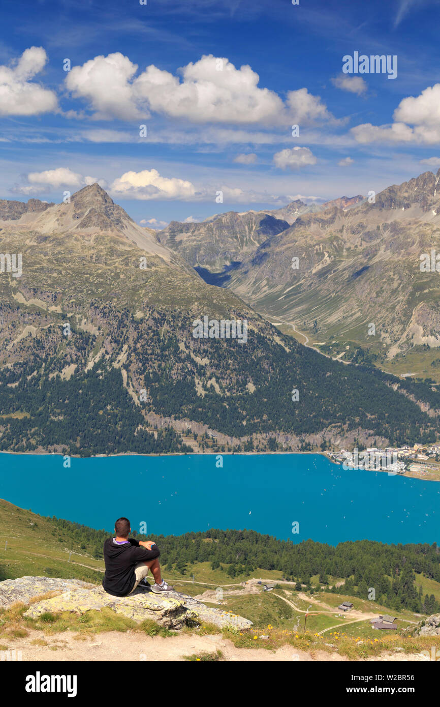 Schweiz, Graubünden, Engadin, St. Moritz, sonnige Aussicht auf das Tal und die Seen (MR) Stockfoto