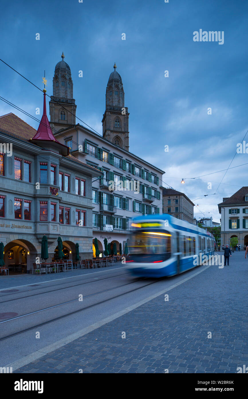 Grossmünster und Straßenbahn am Limmatquai, Zürich, Schweiz Stockfoto