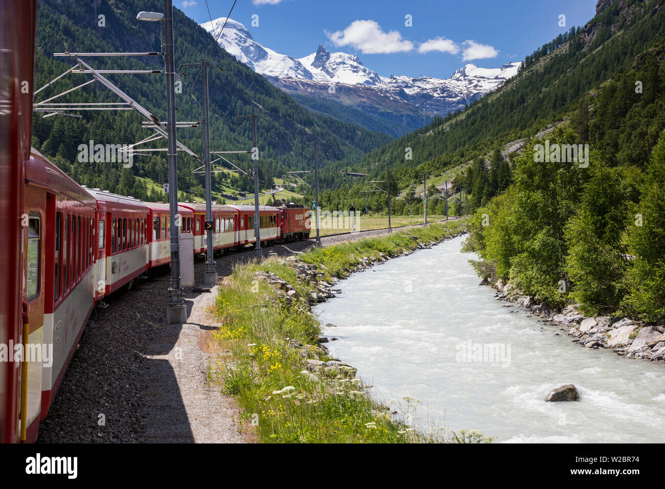 Glacier Express Zug in Richtung Zermatt, Wallis, Schweiz klettern Stockfoto