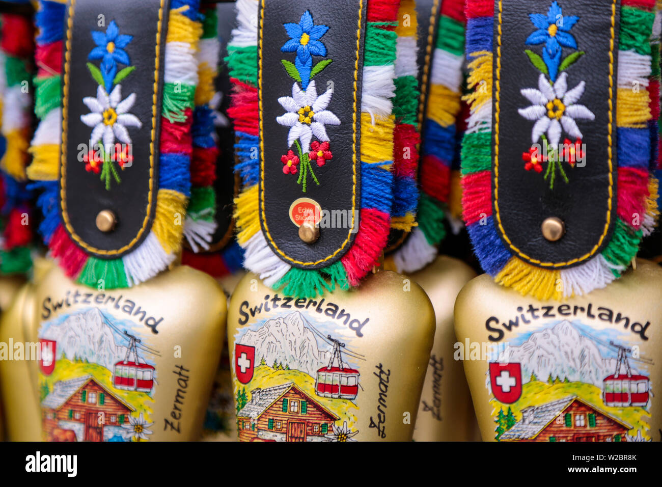 Souvenir Kuhglocken für Verkauf, Zermatt, Wallis, Schweiz Stockfoto