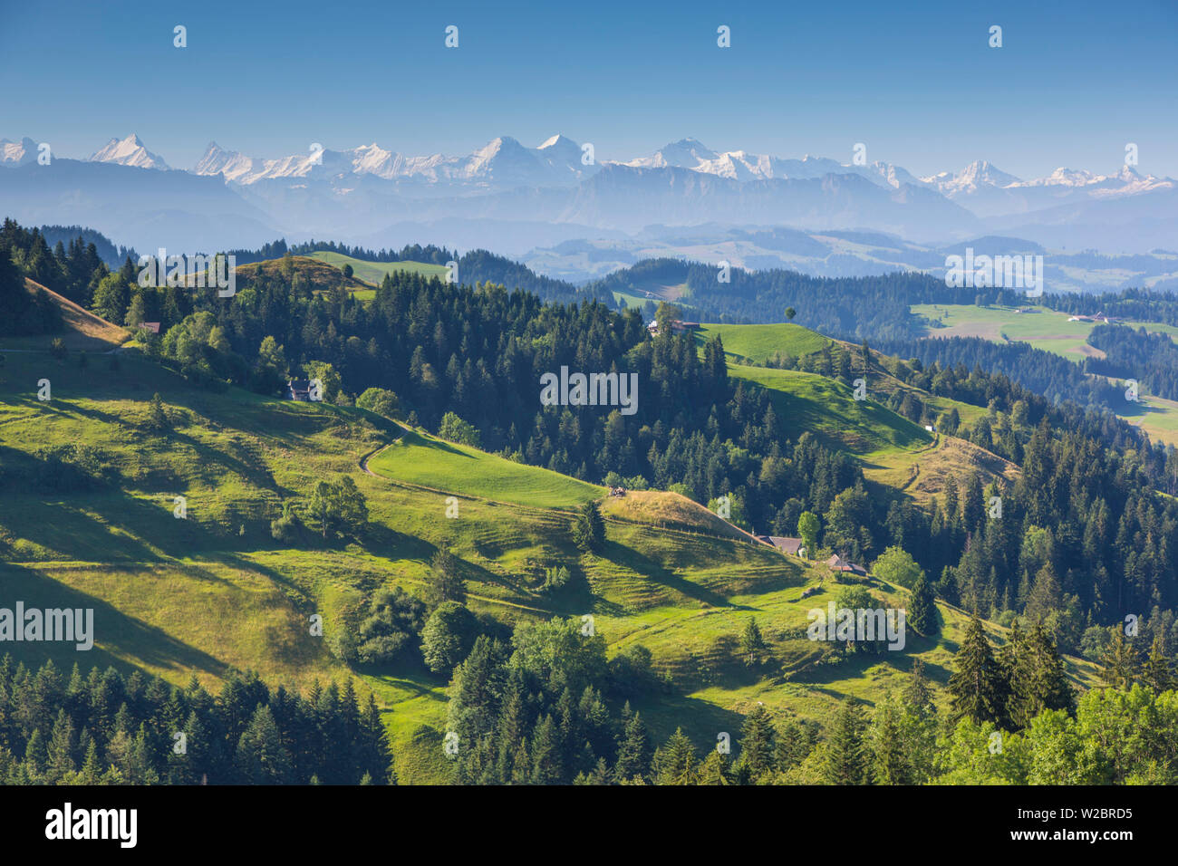 Emmental und Schweizer Alpen im Hintergrund, Berner Oberland, Schweiz Stockfoto