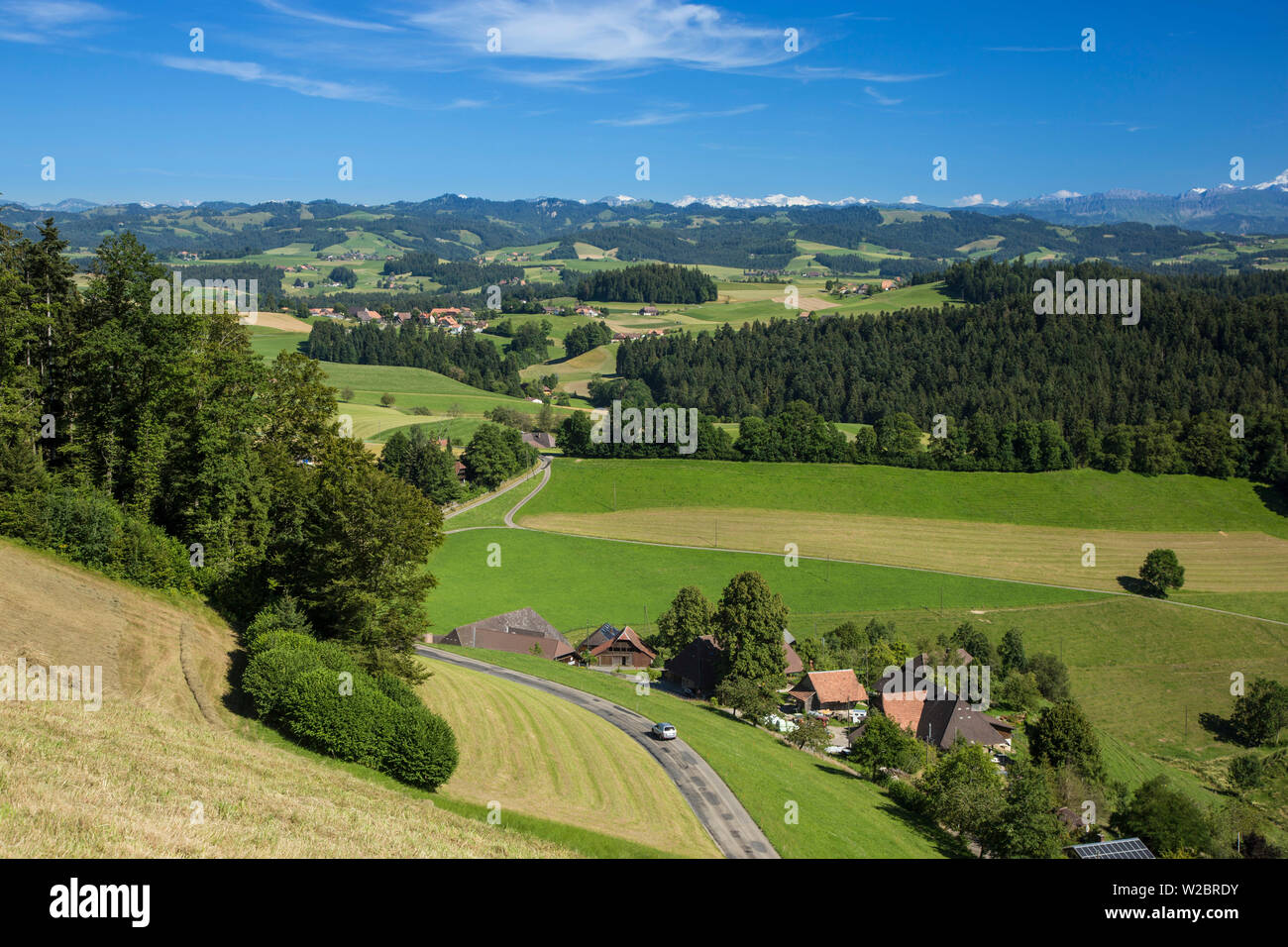 Emmental und Schweizer Alpen im Hintergrund, Berner Oberland, Schweiz Stockfoto