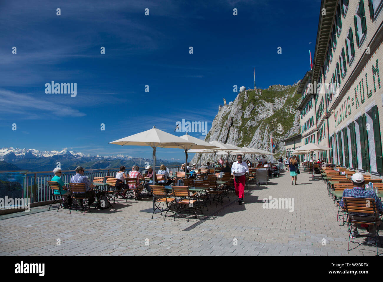 Terrace Cafe vor dem Pilatus Kulm Hotel, Pilatus, Kanton Luzern, Schweiz Stockfoto