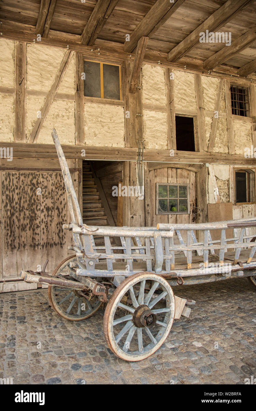 Alte Karre durch ein Bauernhaus, Emmental, Berner Oberland, Schweiz Stockfoto