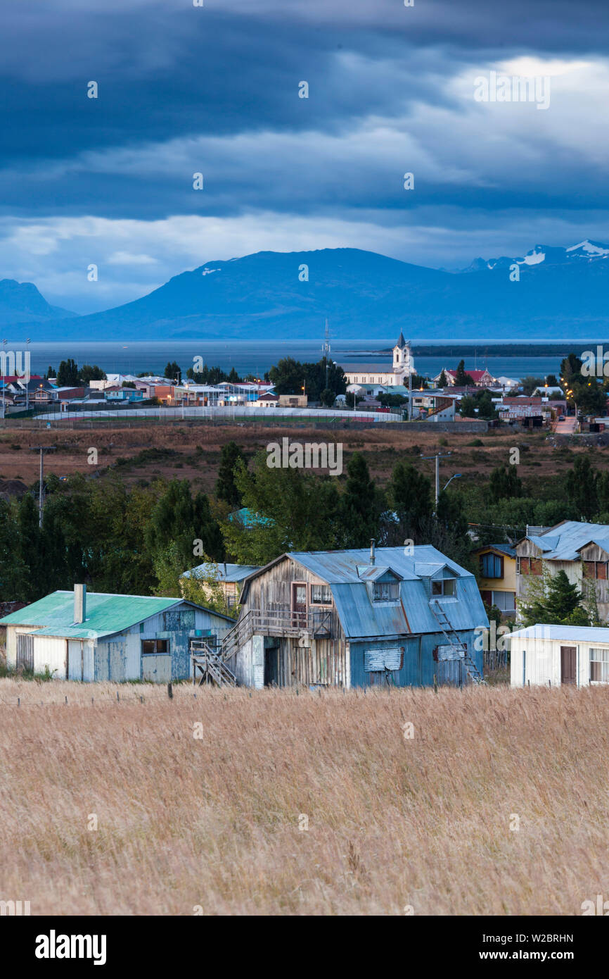 Chile, Magallanes Region Puerto Natales, erhöhten Blick auf die Stadt Stockfoto