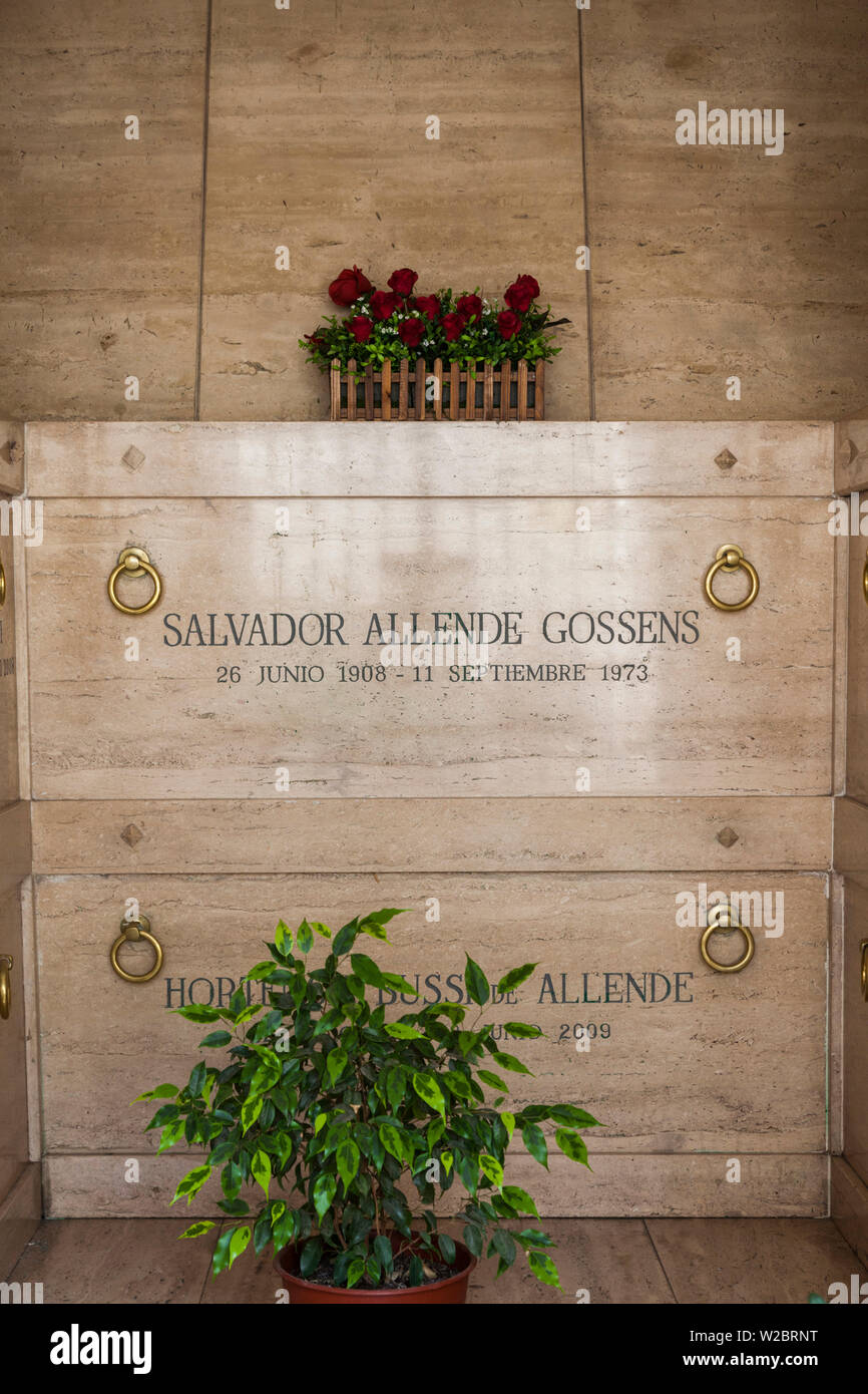 Chile, Santiago, Cementerio General Cemetery, Grab des ehemaligen sozialistischen chilenische Präsident Salvador Allende, getötet bei einem Putsch durch die Truppen von General Pinochet 1973 von der US Central Intelligence Agency unterstützt Stockfoto