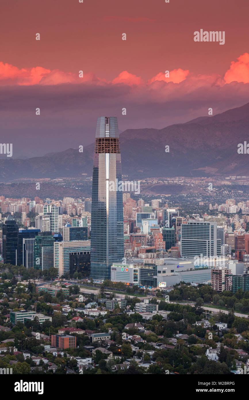 Chile, Santiago, Erhöhte Ansicht von Providencia Gebäude und des Gran Torre Santiago Tower vom Cerro San Cristobal Hügel, Dämmerung Stockfoto