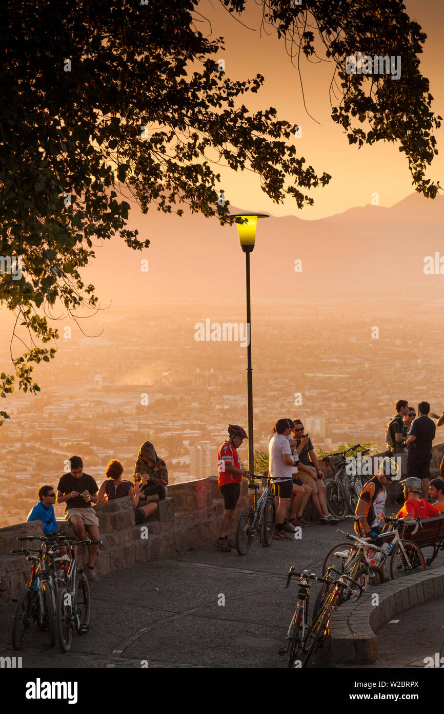 Chile, Santiago, Cerro San Cristóbal, Besucher, Dämmerung Stockfoto