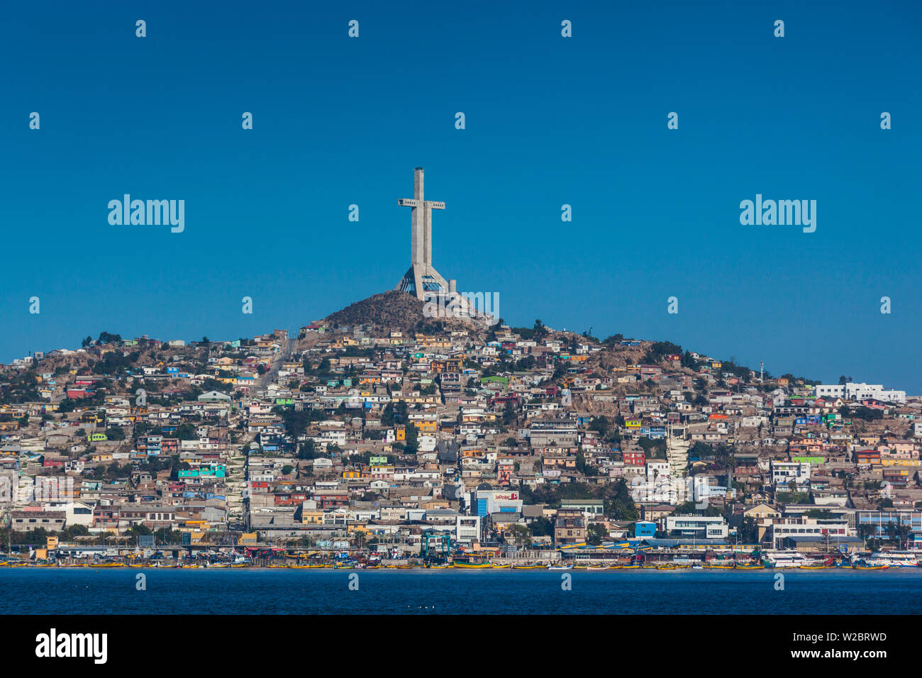 Chile, Coquimbo, Blick auf die Stadt mit dem Cruz del III Milenio Kreuz Stockfoto