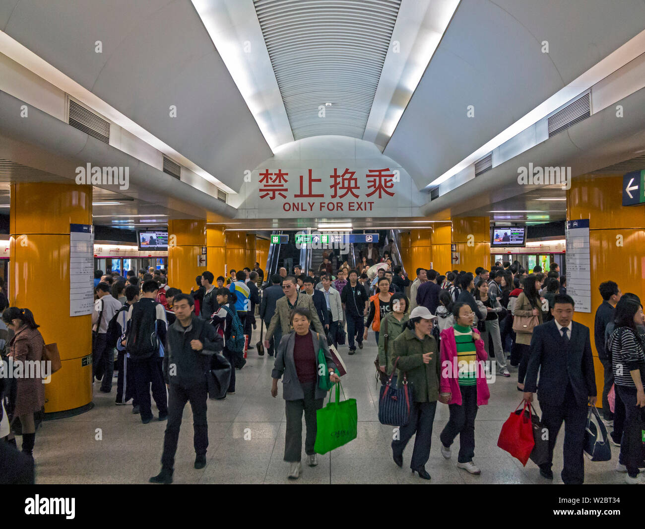 China, Peking, Pendler, die in einer lebhaften Station auf der Pekinger U-Bahn Stockfoto