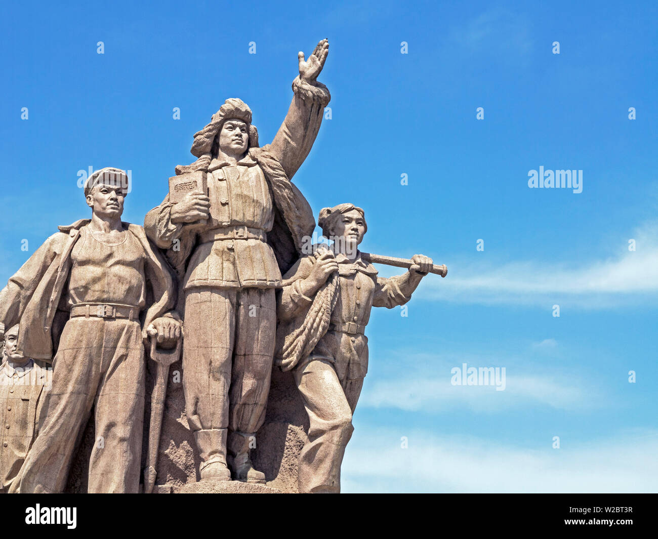 China, Peking, Statue von marschierenden chinesischen Armee Soldaten vor der Vorsitzende Mao Memorial Hall/Mausoleum, der Platz des Himmlischen Friedens Stockfoto