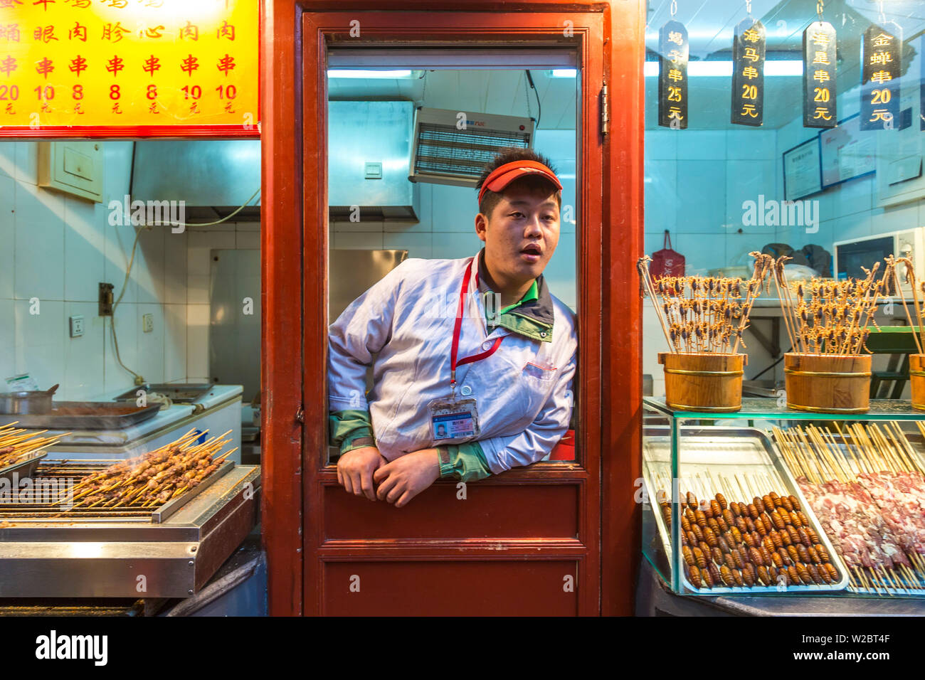 Fleisch & Skorpione auf Stöcke, Donghuamen Nachtmarkt, Wangfujing, Peking, China Stockfoto