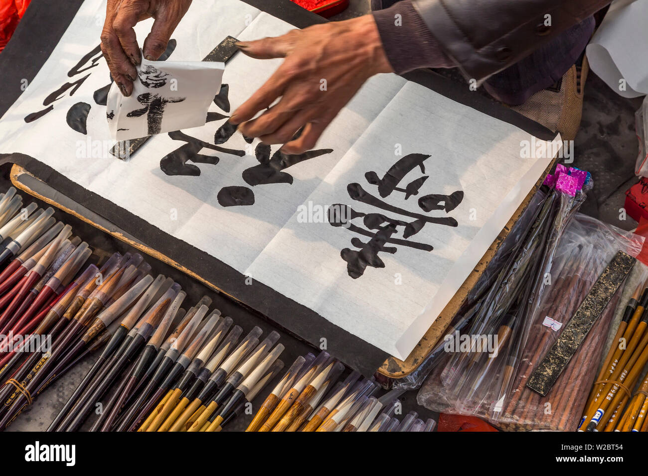 Kalligraphie, Panjiayuan Antique Market, Peking € der größte und bekannteste Kunst, Kunsthandwerk und Antiquitäten Markt China, Peking, China Stockfoto