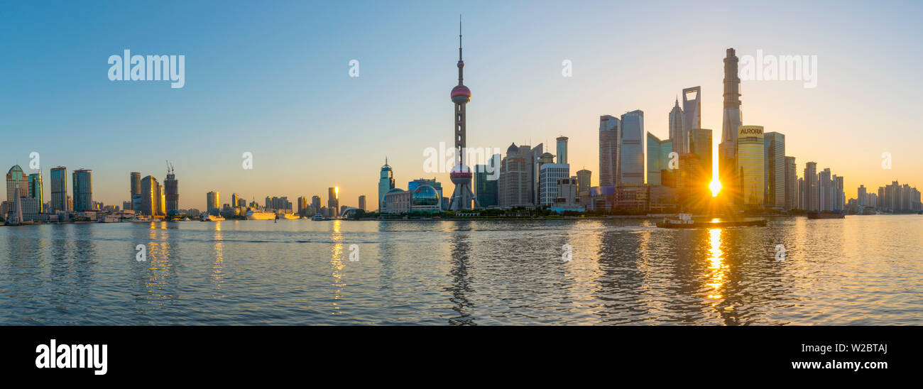 China, Shanghai, Pudong District, die Skyline des Financial District über den Fluss Huangpu bei Sonnenaufgang Stockfoto