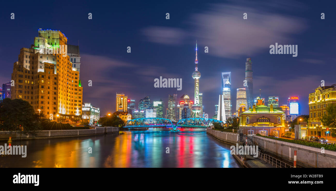 China, Shanghai, Pudong District, Financial District Skyline, inklusive Oriental Pearl Tower, Waibaidu Brücke über Wusong Fluss oder Suzhou Creek Stockfoto