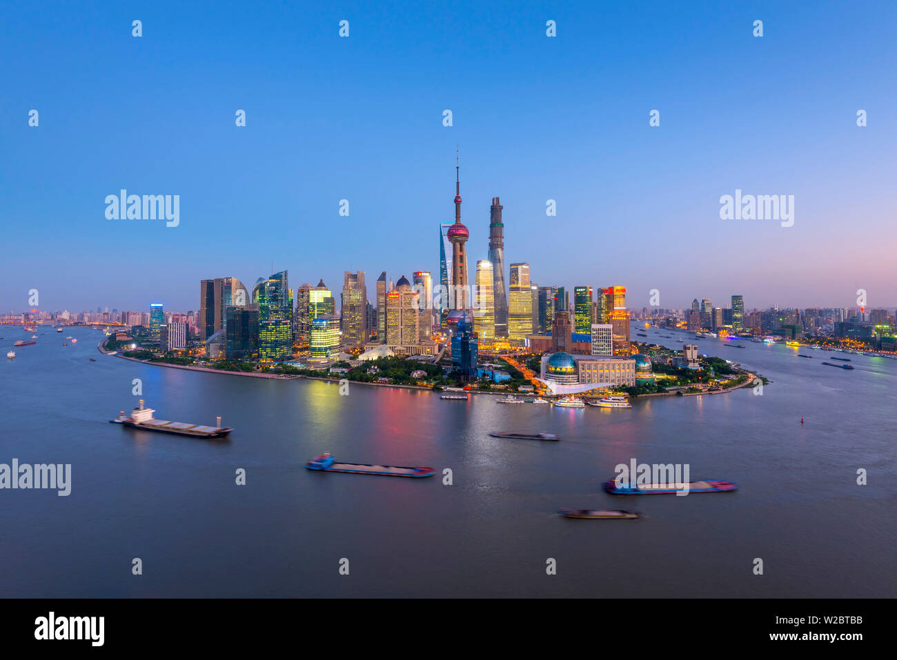 China, Shanghai, Pudong District Skyline über den Fluss Huangpu Stockfoto