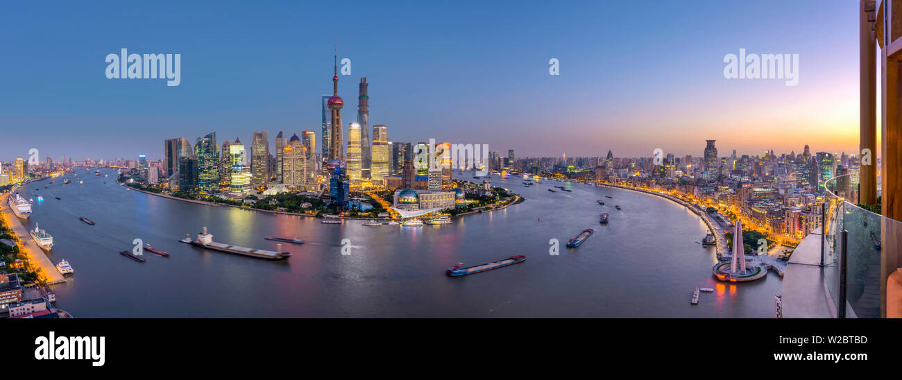 China, Shanghai, Pudong District Skyline über den Fluss Huangpu Stockfoto