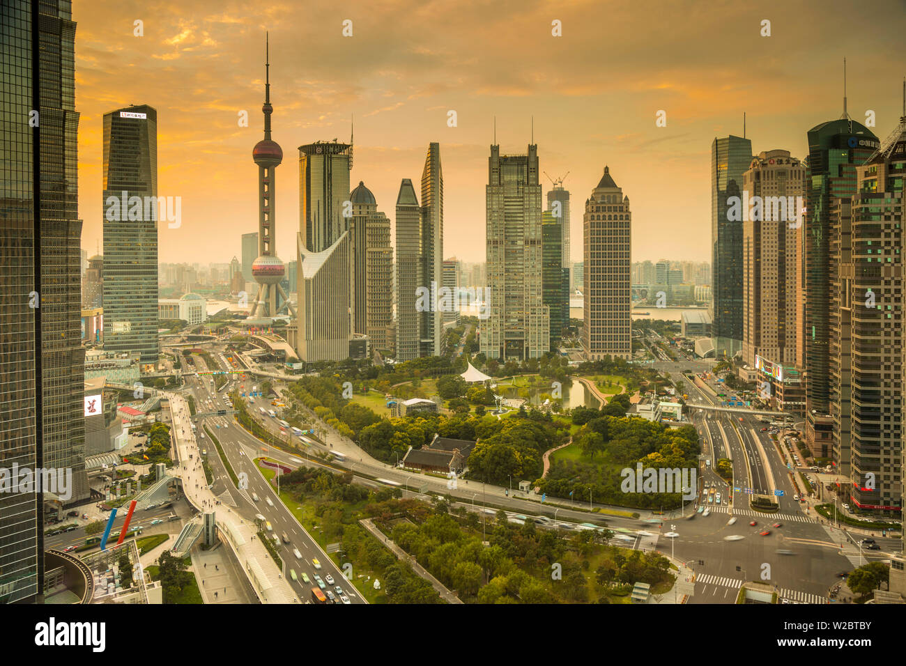 Oriental Pearl Tower und die Skyline von Pudong Lujiazui, Shanghai, China Stockfoto