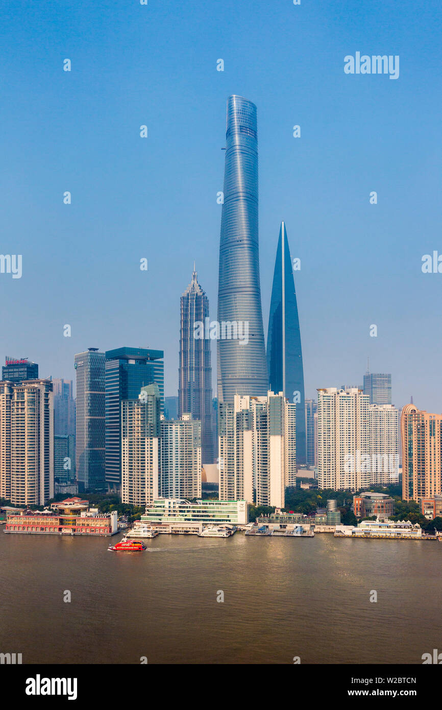 Shanghai Tower und die Skyline von Pudong über den Huangpu Fluss, Shanghai, China Stockfoto