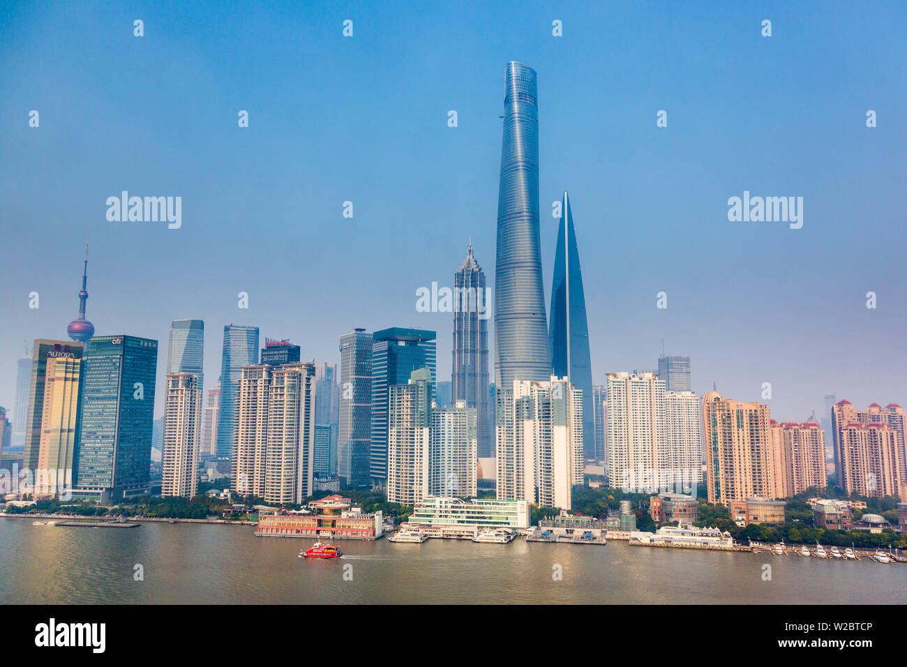 Shanghai Tower und die Skyline von Pudong über den Huangpu Fluss, Shanghai, China Stockfoto