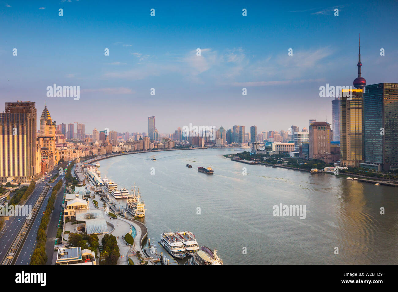 Der Bund und die Skyline von Pudong über den Huangpu Fluss, Shanghai, China Stockfoto