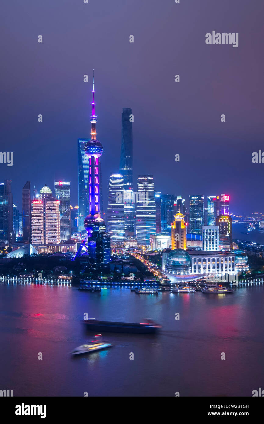 Skyline von Pudong über den Huangpu Fluss, Shanghai, China Stockfoto