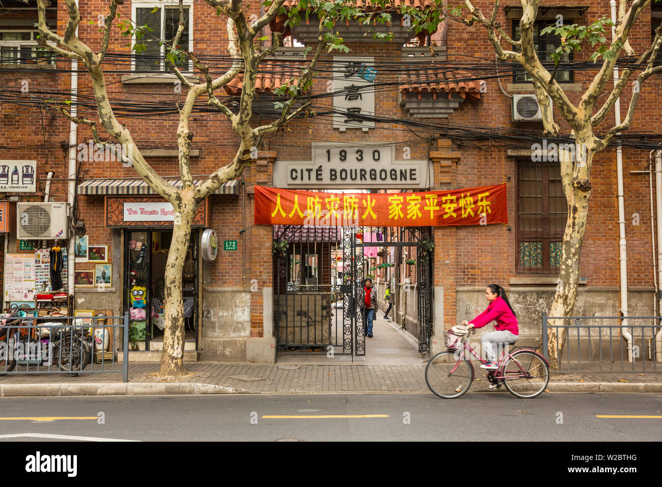 Gateway zu Shikumen Gehäuse in der Französischen Konzession in Shanghai, China Stockfoto