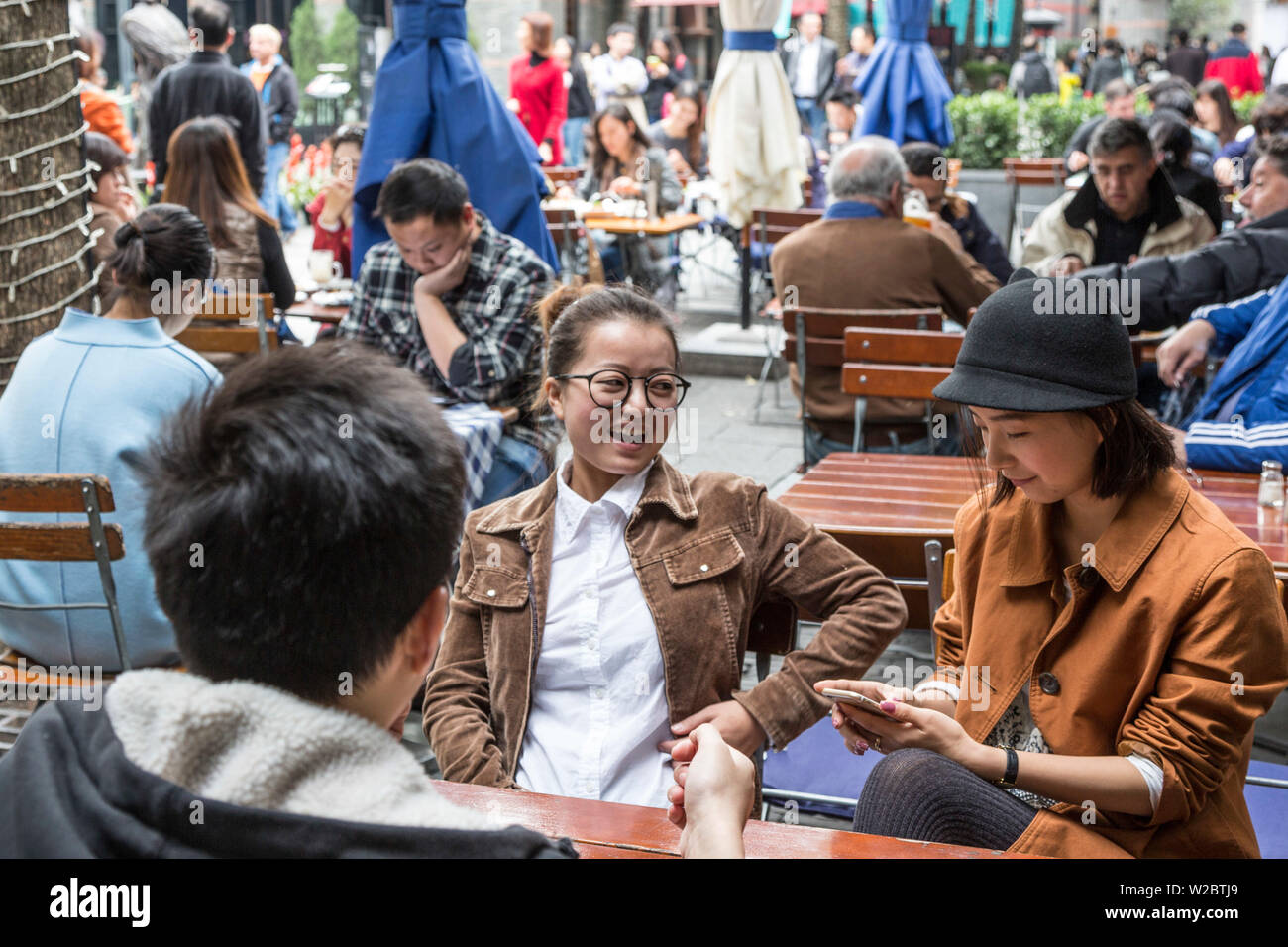 Jugendliche aus Shanghai in einem Cafe, Xintiandi, Shanghai, China Stockfoto