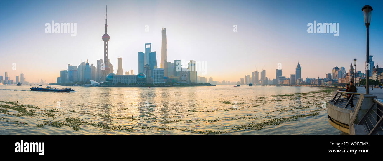 Skyline von Pudong über den Fluss Huangpu, den Bund, Shanghai, China Stockfoto