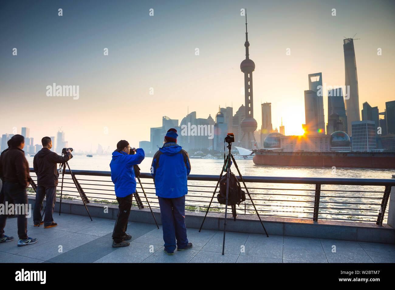 Fotografen, die Bilder von der Skyline von Pudong über den Fluss Huangpu, den Bund, Shanghai, China Stockfoto