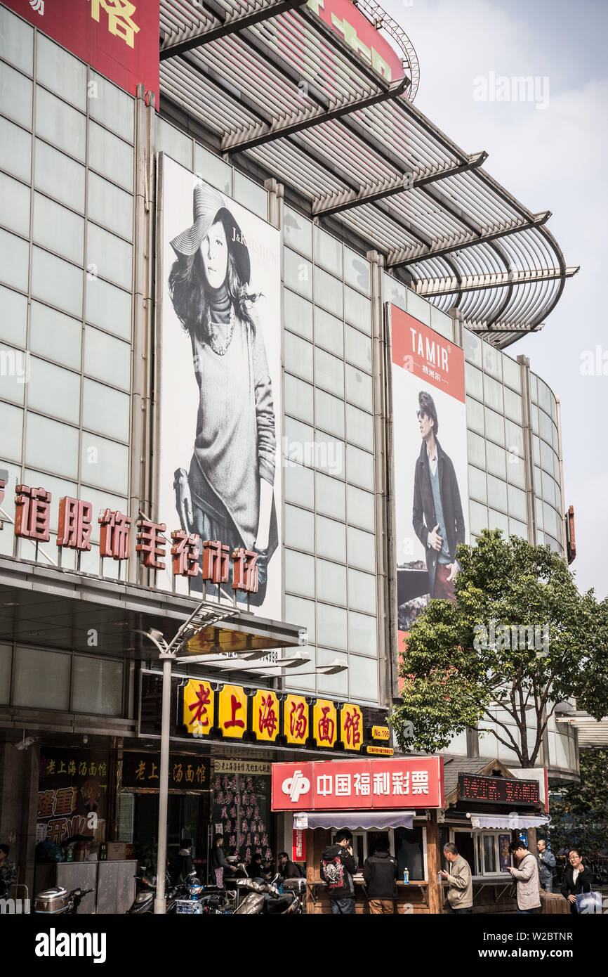 Werbung in der Nähe des Bahnhof Shanghai, Shanghai, China Stockfoto