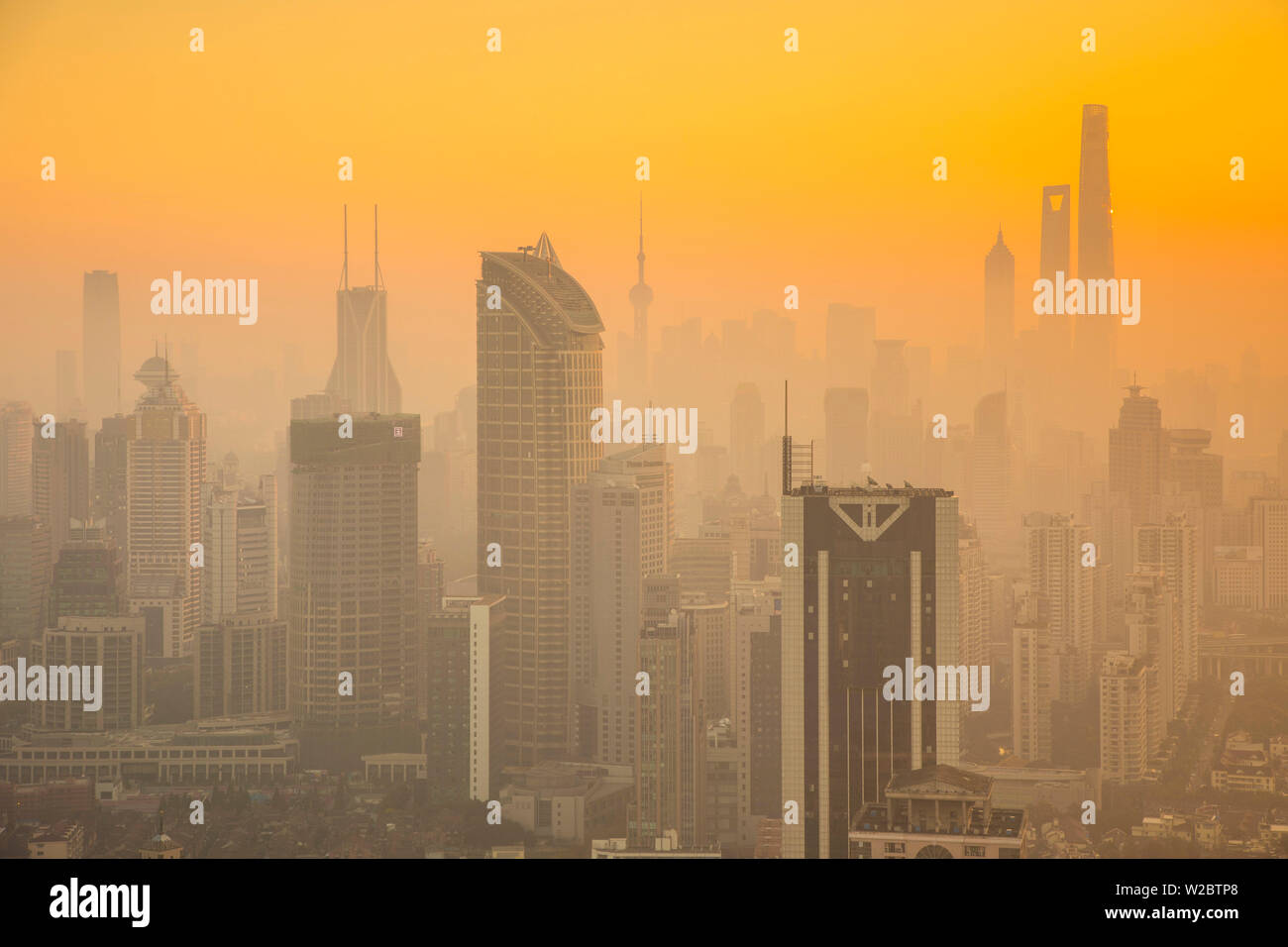 Skyline von Shanghai aus Jing'An an einem nebligen November Morgen, China Stockfoto