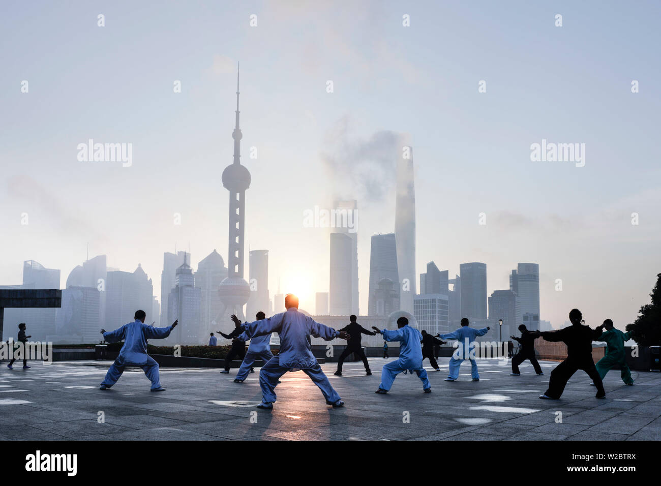 Tai Chi am Bund (mit Skyline von Pudong hinter), Shanghai, China Stockfoto