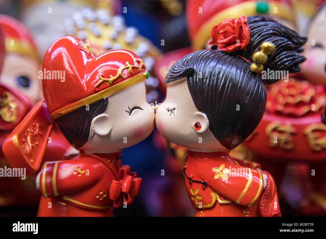 Junge und Mädchen Ornamente küssen, Old City Market, Shanghai, China Stockfoto