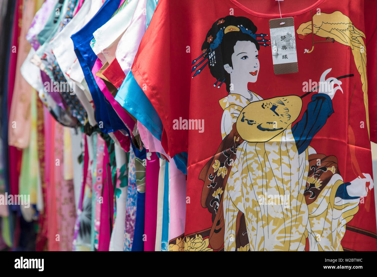 Bunte Seide Bekleidung für Verkauf, Old City Market, Shanghai, China Stockfoto