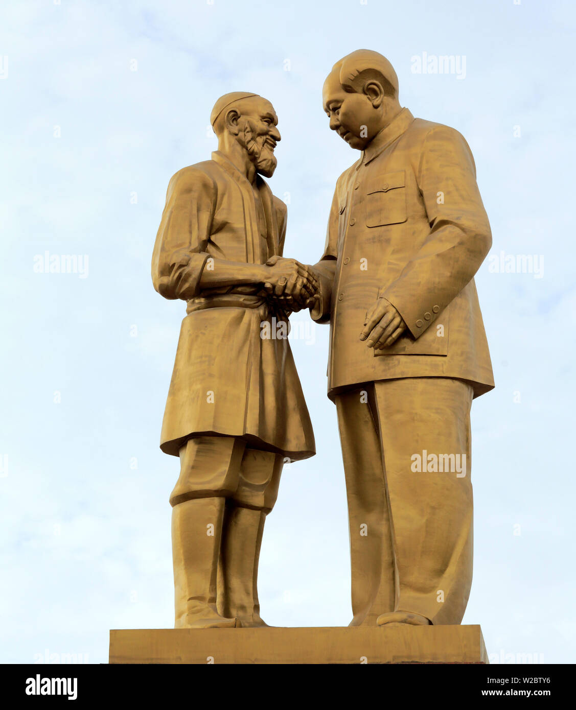 Kurban Tulum und Vorsitzender Mao Zedong Denkmal, Platz der Einheit, Hotan, Hotan Präfektur, Xinjiang Uyghur autonome Region, China Stockfoto