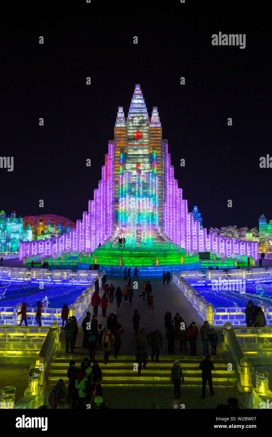 Spektakulär beleuchtete Eisskulpturen am Eis und Schnee Festival Harbin in der Provinz Heilongjiang, Harbin, China Stockfoto