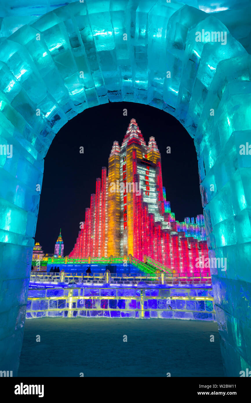 Spektakulär beleuchtete Eisskulpturen am Eis und Schnee Festival Harbin in der Provinz Heilongjiang, Harbin, China Stockfoto