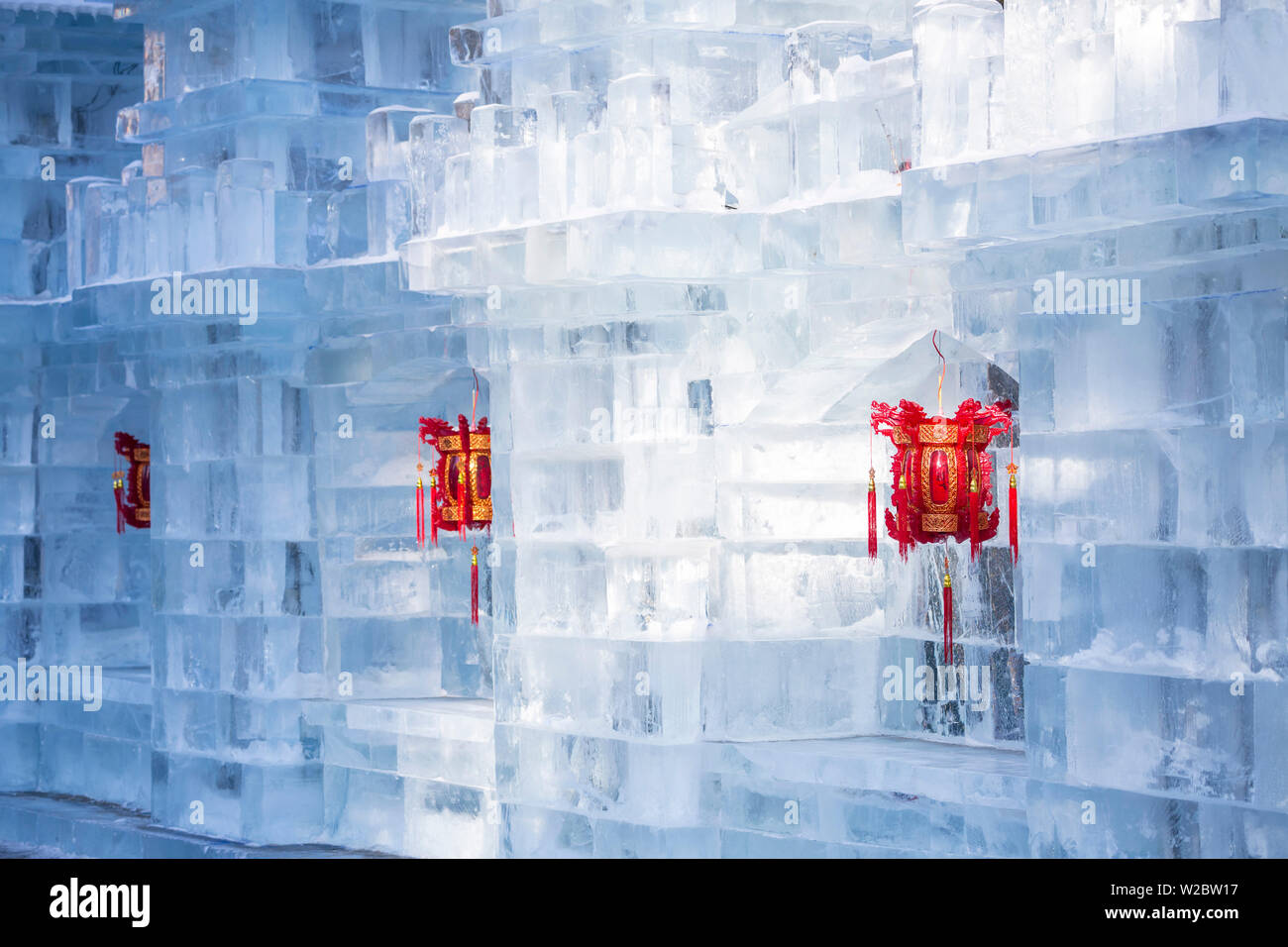 Laternen und Eisskulpturen am Eis und Schnee Festival Harbin in der Provinz Heilongjiang, Harbin, China Stockfoto