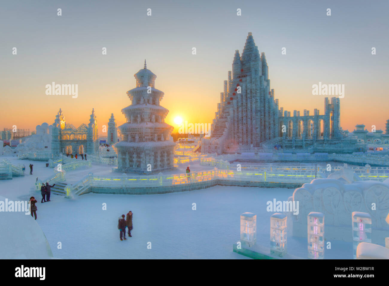 Spektakulär beleuchtete Eisskulpturen am Eis und Schnee Festival Harbin in der Provinz Heilongjiang, Harbin, China Stockfoto